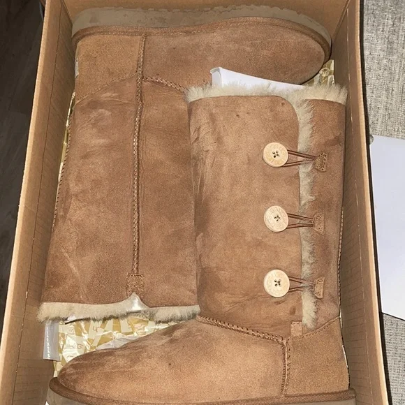 Ugg boots-Bailey Button - Picture 1 of 3